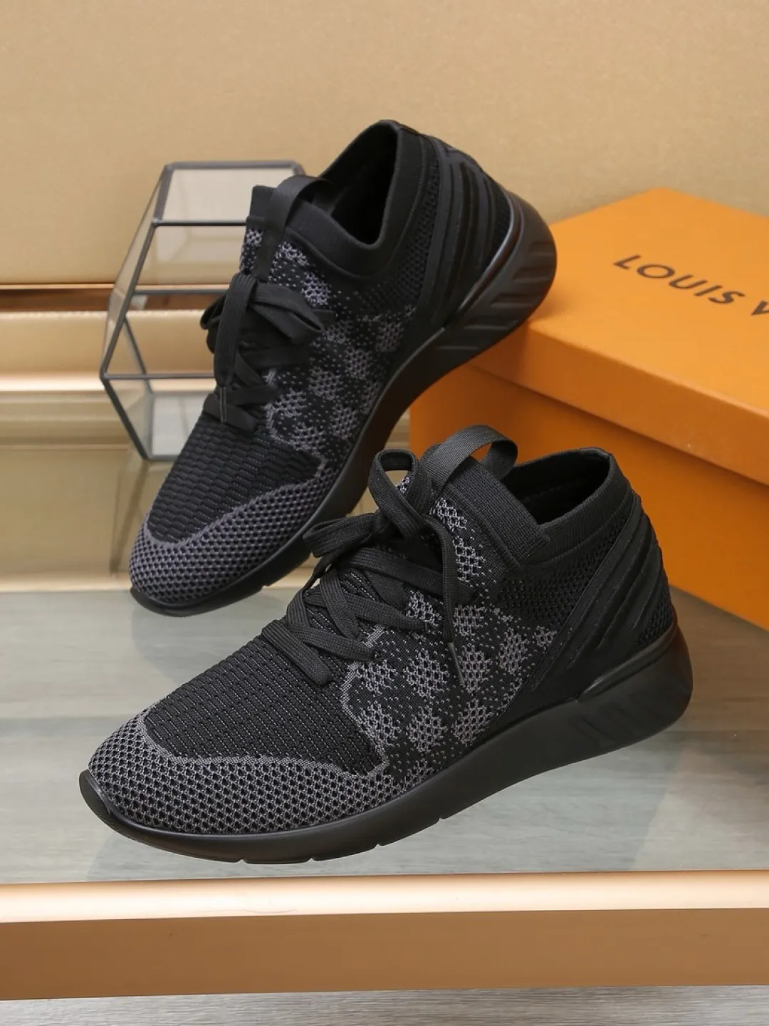 Men's shoes 💰P420💰"LOUI* VUITTO*" latest popular men's casual shoes ✔️This model is made of the original breathable fly woven fabric. The real thing is super shiny⚡️ Fashionable and versatile. The toe last shape is firm and full. The soles are LV original molds and can be put in and out at will. It is light and comfortable for the foot~Purely handmade, details determine the quality! Size:38-44